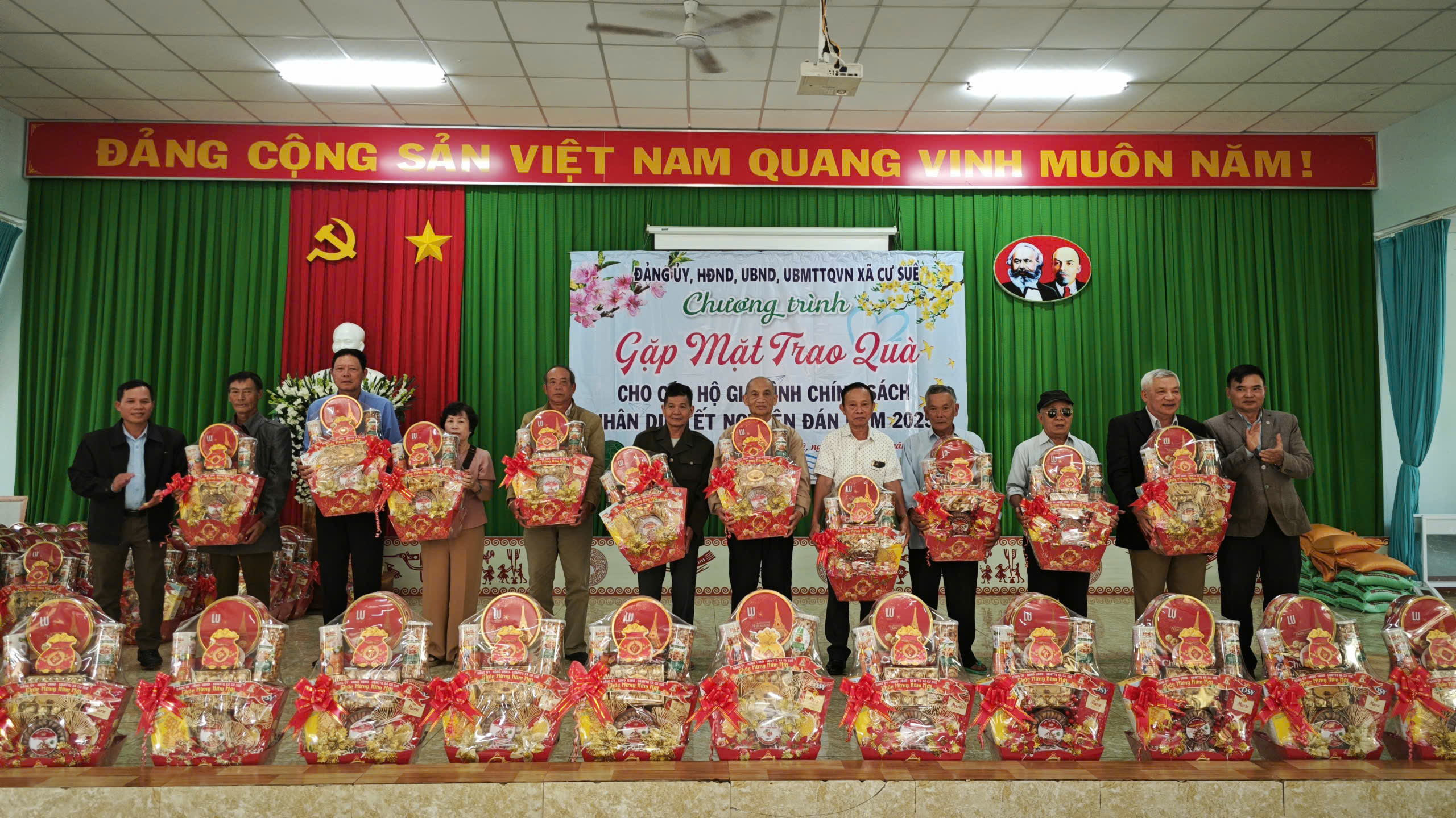 Đảng ủy, UBND, UBMTTQ Việt Nam xã Cư Suê gặp mặt trao quà cho các gia đình chính sách nhân dịp Tết Nguyên đán Xuân Ất Tỵ 2025
